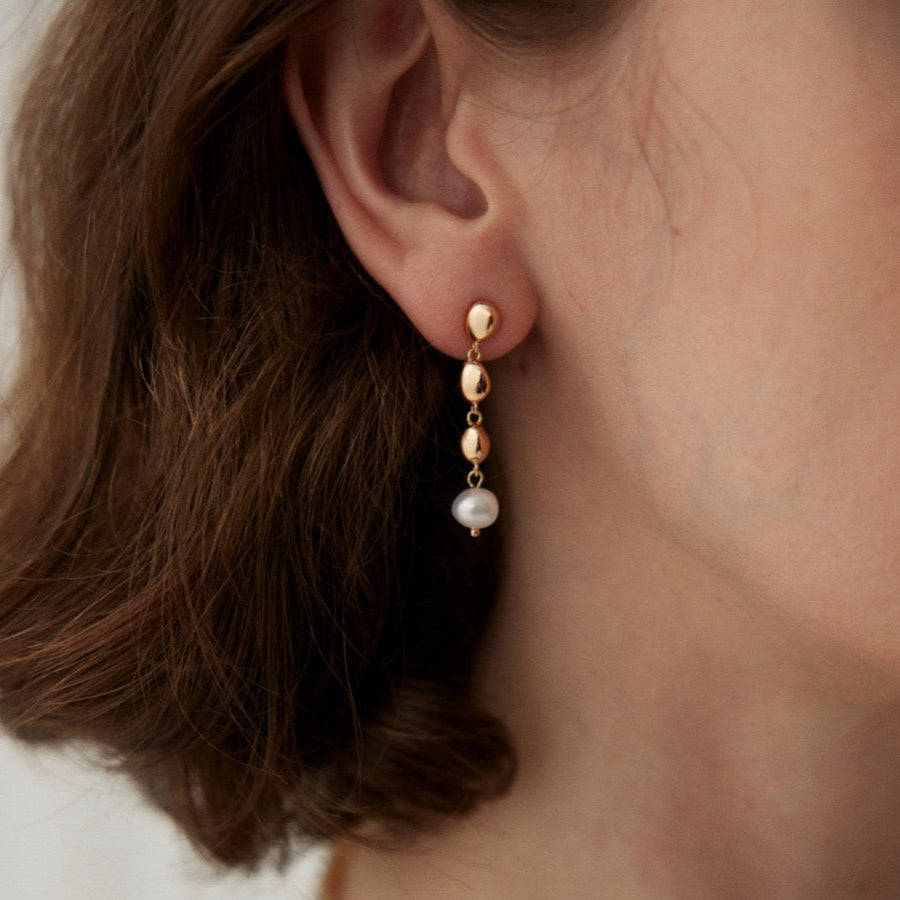 Elara Pearl Earring