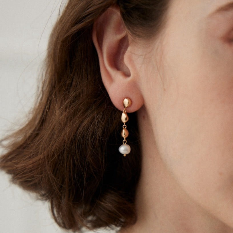 Elara Pearl Earring